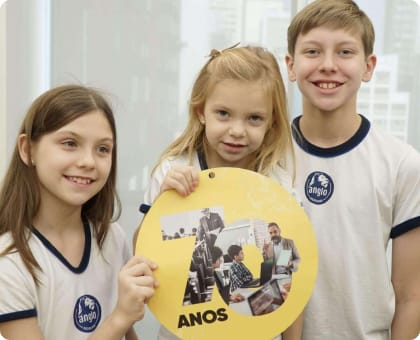 Alunos do Anglo comemorando os 70 anos do sistema de ensino